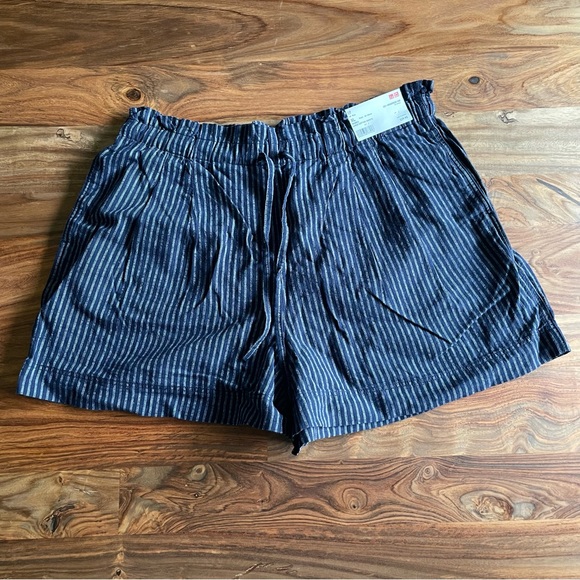 NWT NEVER WORN | Uniqlo Women Linen Cotton Shorts, Blue with stripes, Size XL - Picture 13 of 16